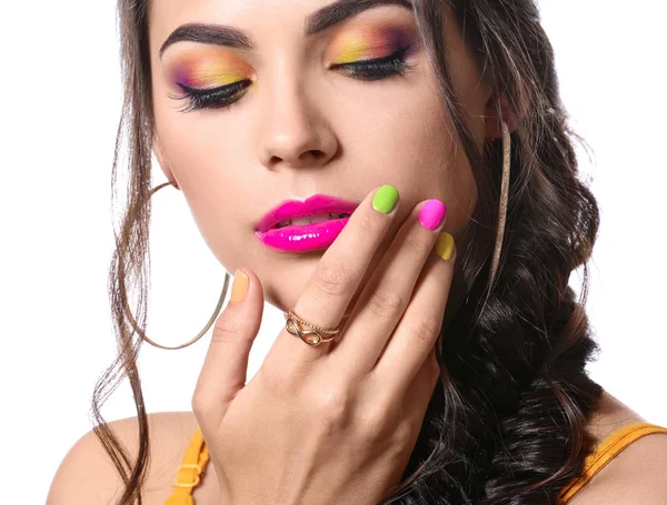 Hermosa Mujer Joven Con Manicura Colorida Sobre Fondo Blanco — Foto de Stock