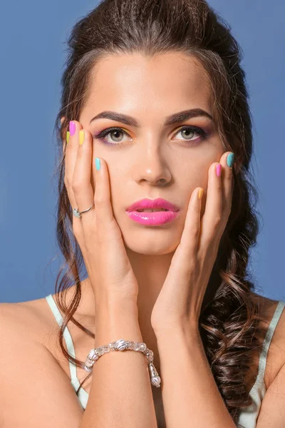 Vacker Ung Kvinna Med Professionell Manikyr Färgbakgrund — Stockfoto