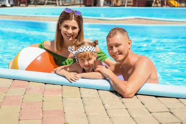 Família Feliz Descansando Piscina — Fotografia de Stock