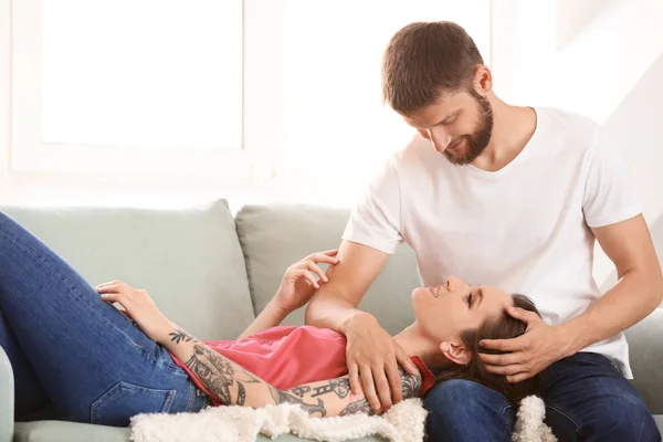 Feliz Pareja Encantadora Descansando Casa — Foto de Stock