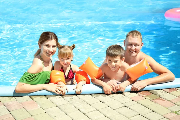 Familia Feliz Descansando Piscina — Foto de Stock