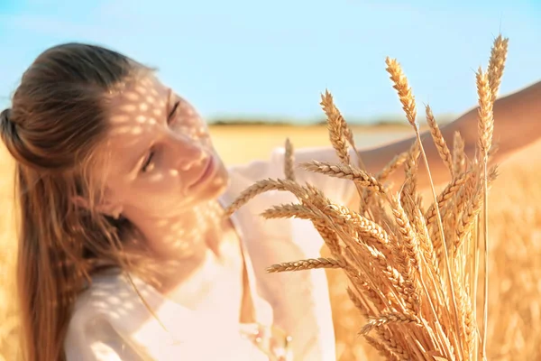 Krásná Žena Klásky Pšenice Poli Slunečný Den — Stock fotografie