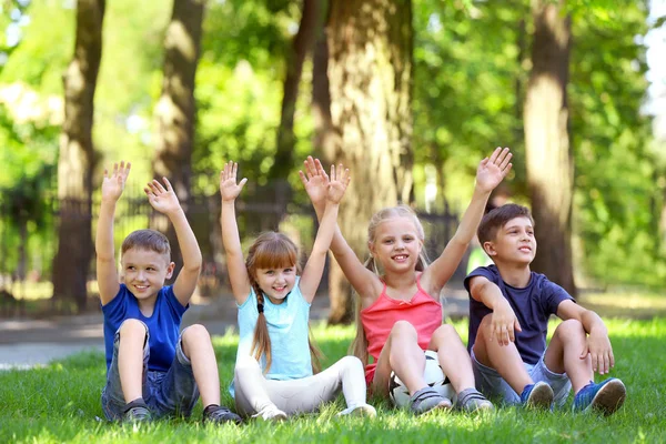 Niedliche Kleine Kinder Sitzen Auf Grünem Gras Park — Stockfoto