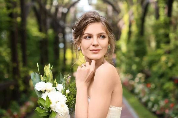 Beautiful Young Bride Wedding Bouquet Outdoors — Stock Photo, Image