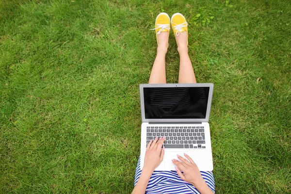 Jonge Vrouw Met Laptop Rustend Groene Gras Park — Stockfoto