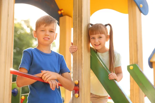 Bonito Crianças Pequenas Livre Parque Infantil — Fotografia de Stock