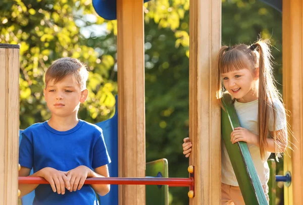 Bonito Crianças Pequenas Livre Parque Infantil — Fotografia de Stock