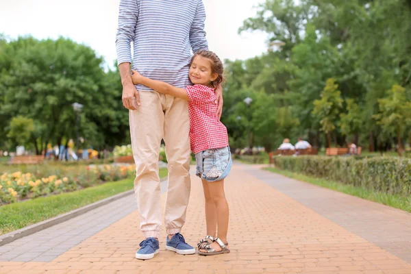 Niña Padre Caminando Aire Libre — Foto de Stock