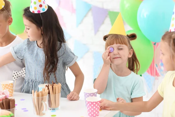 Lindos Niños Pequeños Celebrando Cumpleaños Casa —  Fotos de Stock