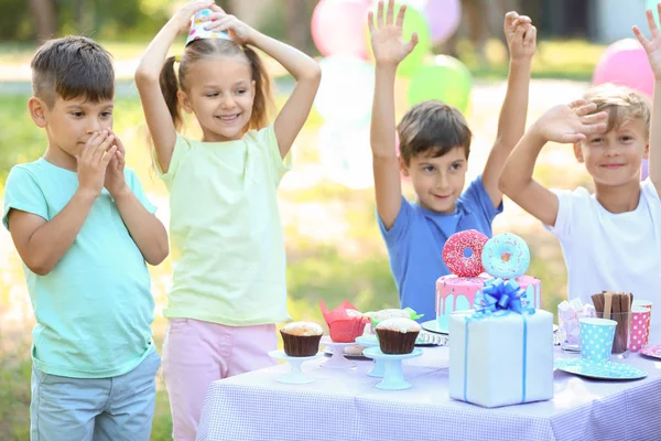 Lindos Niños Pequeños Celebrando Cumpleaños Aire Libre — Foto de Stock