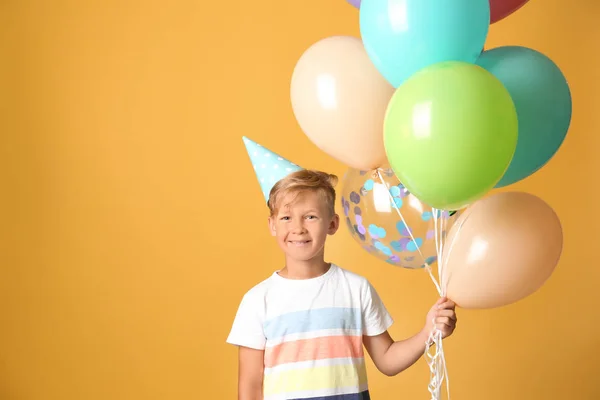 Menino Bonito Chapéu Aniversário Com Balões Fundo Cor — Fotografia de Stock