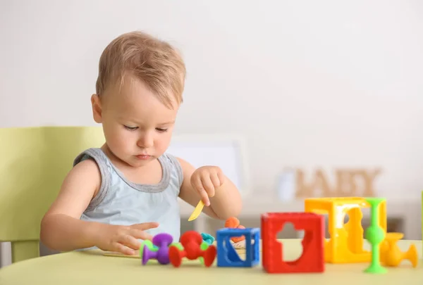 Ładny Mały Chłopiec Przy Użyciu Ciasta Grać Przy Stole Pomieszczeniu — Zdjęcie stockowe