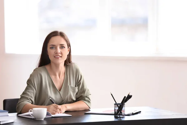 Jeune Femme Affaires Travaillant Bureau — Photo