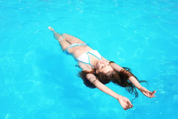 Mulher Bonita Nadando Piscina Dia Verão — Fotografia de Stock