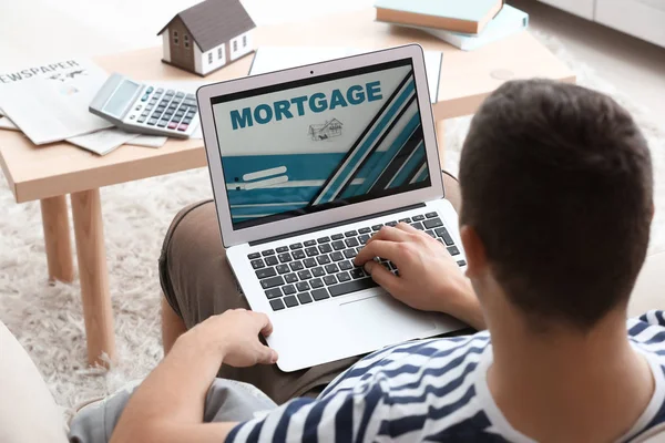 Hombre Usando Ordenador Portátil Para Pagar Préstamo Hipotecario Línea Casa —  Fotos de Stock