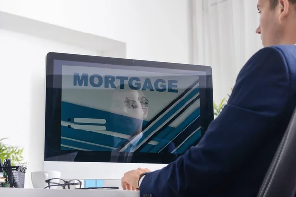 Hombre Usando Computadora Para Pagar Préstamo Hipotecario Línea Oficina —  Fotos de Stock