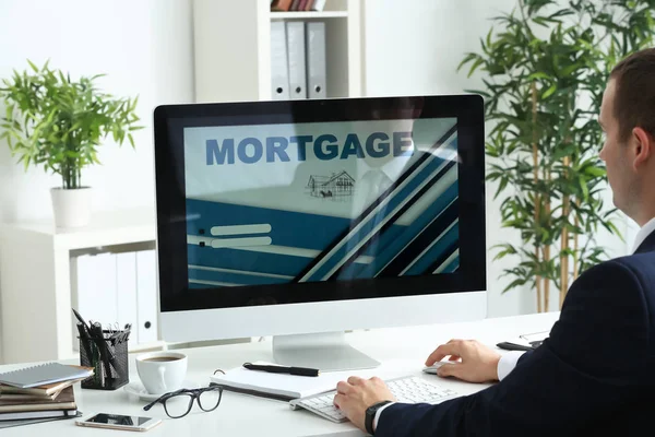 Hombre Usando Computadora Para Pagar Préstamo Hipotecario Línea Oficina — Foto de Stock