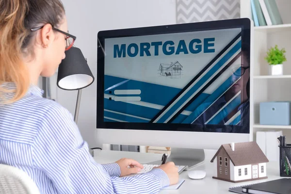 Mujer Usando Computadora Para Pagar Préstamo Hipotecario Línea Oficina — Foto de Stock