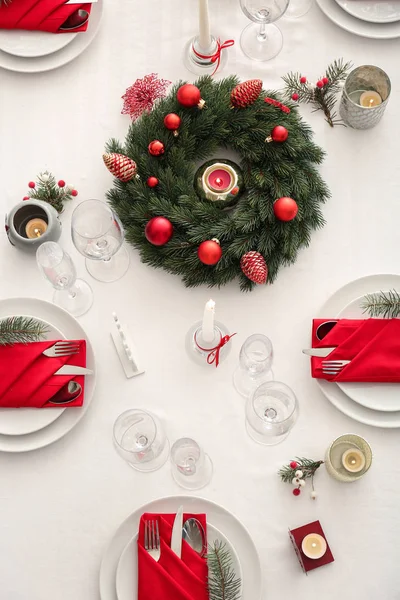 Elegáns Asztali Környezetben Karácsonyi Díszek Felülnézet — Stock Fotó