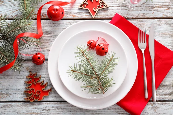 木製の背景にスタイリッシュなクリスマス テーブルの設定 — ストック写真