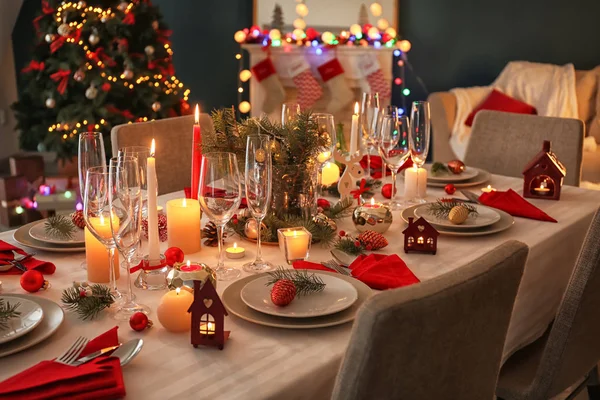 불타는 크리스마스 장식으로 테이블 — 스톡 사진