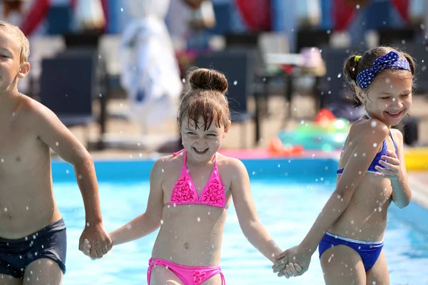 Enfants Mignons Jouant Dans Piscine Jour Été — Photo