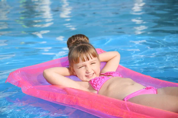 Schattig Klein Meisje Rusten Opblaasbare Matras Zwembad — Stockfoto