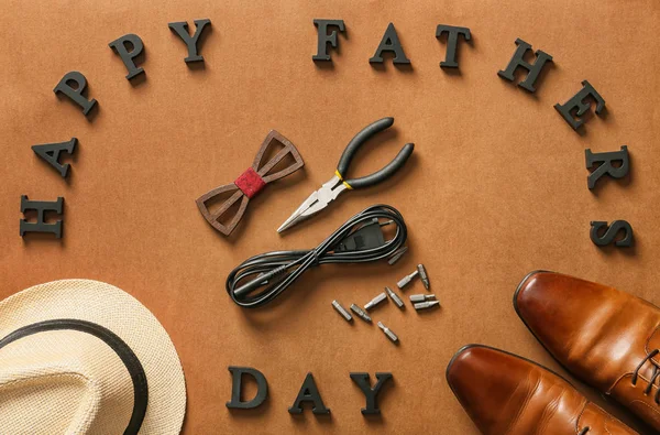 男性配件 工具和字母形成文本 快乐父亲节 的颜色背景 — 图库照片