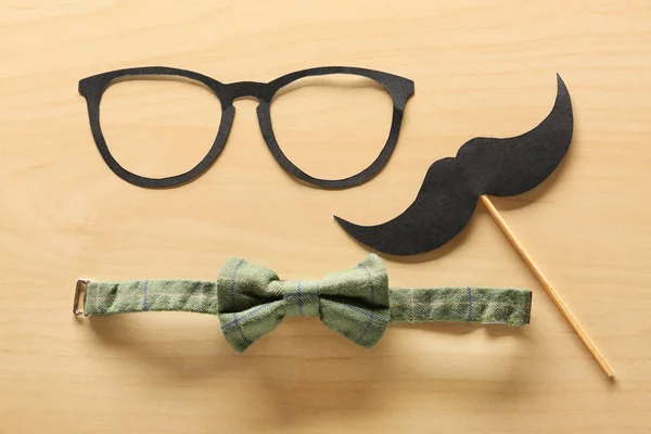 Bigote Papel Gafas Pajarita Sobre Fondo Madera Celebración Del Día —  Fotos de Stock