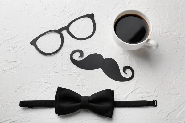 Papper Mustasch Glasögon Fluga Och Kopp Kaffe Vit Texturerat Bakgrund — Stockfoto