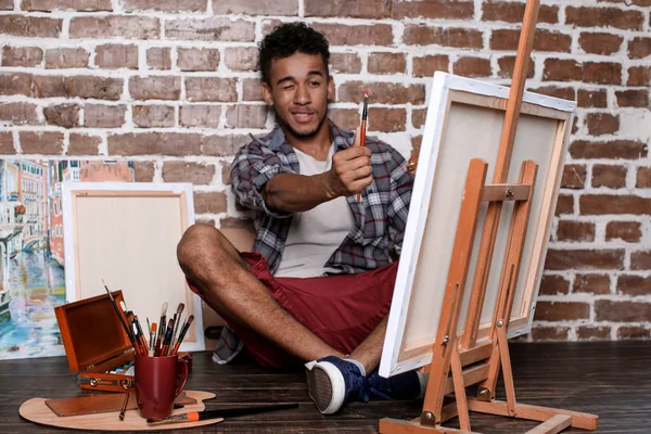 Joven Artista Afroamericano Pintando Cuadro Taller —  Fotos de Stock