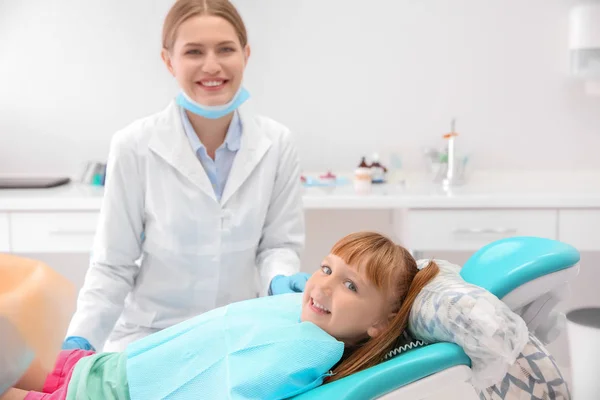 Dentist Examining Little Girl Teeth Clinic — Stock Photo, Image