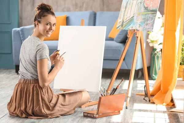 Female Artist Painting Picture Workshop — Stock Photo, Image