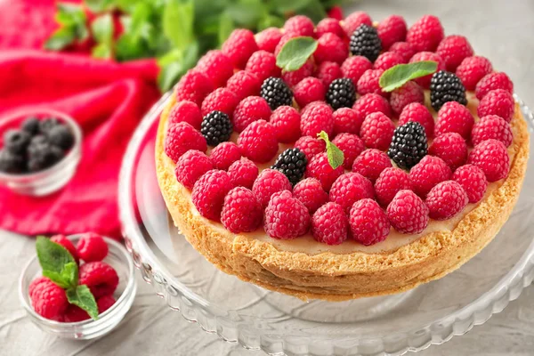 Leckerer Käsekuchen Mit Himbeeren Auf Dem Tisch — Stockfoto