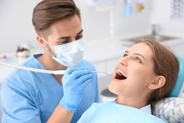 Dentista Examinando Dentes Paciente Clínica — Fotografia de Stock