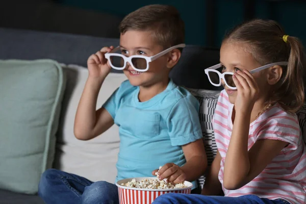 Kinder Essen Popcorn Während Sie Abends Fernsehen — Stockfoto