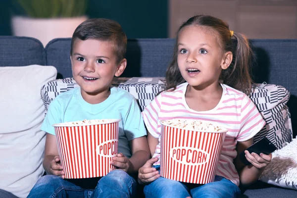 Kinder Essen Popcorn Während Sie Abends Fernsehen — Stockfoto