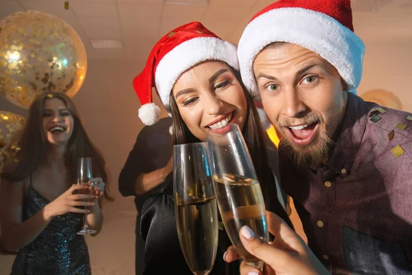 Mladí Lidé Brýlemi Šampaňského Vánočním Večírku — Stock fotografie