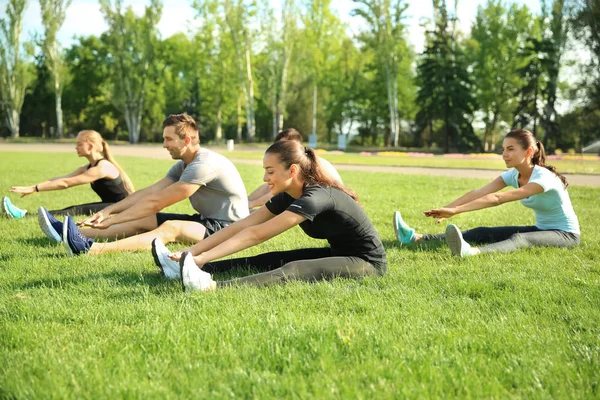 Группа Спортивных Людей Тренирующихся Парке — стоковое фото