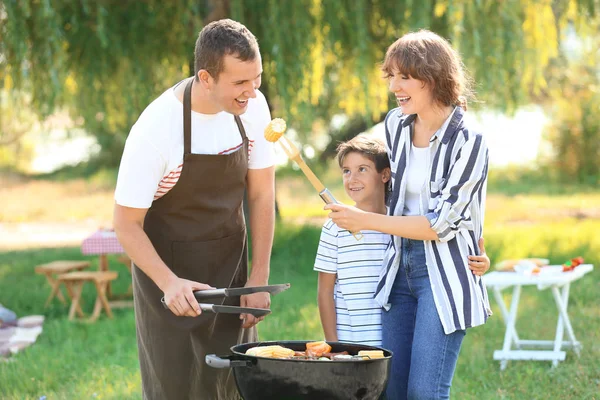 家庭烹调美味的食物在烤肉烧烤户外 — 图库照片