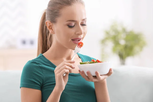 美しい女性の家で新鮮な野菜のサラダを食べる — ストック写真