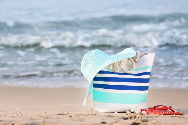 Beach Bag Hat Flip Flops Sand Sea — Stock Photo, Image
