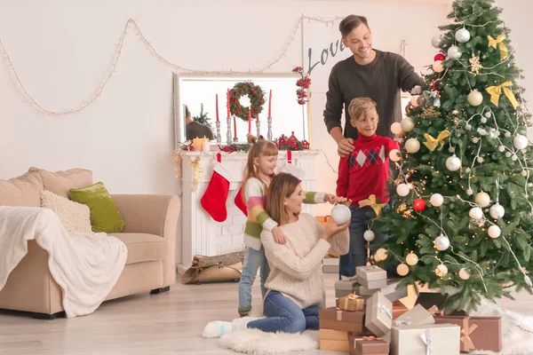 Feliz Familia Decorando Árbol Navidad Habitación — Foto de Stock