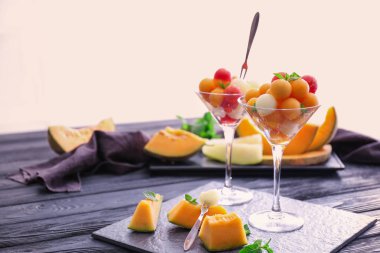 Masada lezzetli kavun topları ile gözlük