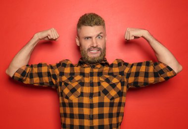 Kas renk arka plan üzerinde gösterilen duygusal adam portresi