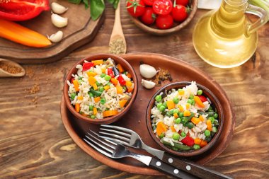 Haşlanmış pirinç makarna kase ahşap masa üzerinde Tasty