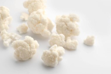 Beyaz arka planda karnabahar lahanası