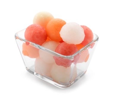 Beyaz zemin üzerine lezzetli kavun topları ile kase