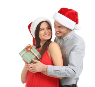 Beyaz arka plan üzerinde Noel hediye ile sevimli genç çift