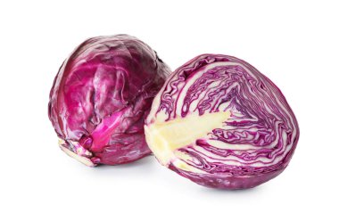 Bütün ve kesilmiş beyaz zemin üzerine kırmızı lahana